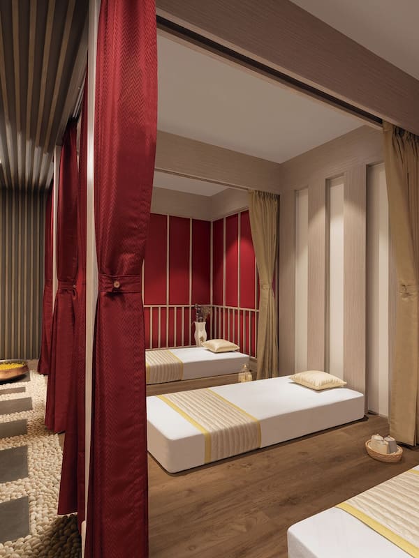 Salas de tratamiento para parejas, un sauna, una bañera de hidromasaje