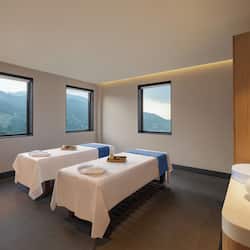 Salas de tratamiento para parejas, un sauna, una bañera de hidromasaje