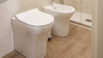 Camera Superior | Bagno | Doccia, soffione a pioggia, set di cortesia gratuito, asciugacapelli