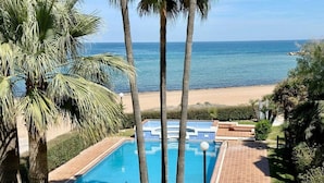 Una piscina con vistas a la playa y al océano.