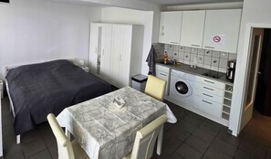 1 slaapkamer, een strijkplank/strijkijzer, reisbedje, wifi