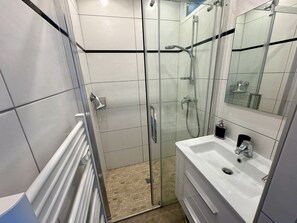 Dusche, Haartrockner, Handtücher, Seife