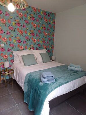 1 slaapkamer, een strijkplank/strijkijzer, beddengoed