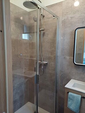 Dusche, Haartrockner, Handtücher, Seife