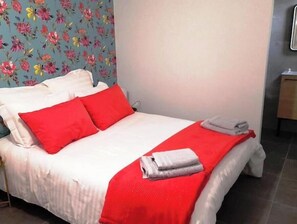 1 chambre, fer et planche à repasser, draps fournis