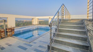 Indoor pool - Super Townhouse OAK Indeedcare Hotel (Barasat)