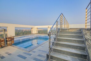 Indoor pool - Super Townhouse OAK Indeedcare Hotel (Barasat)