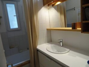 Haartrockner, Handtücher, Seife, Toilettenpapier