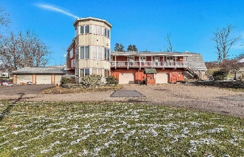 Red Barn Village: Cushy Studio with Bath