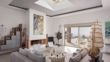 Biệt thự Deluxe | Khu phòng khách | Smart TV 60-inch có truyền hình cáp, lò sưởi, máy chơi game