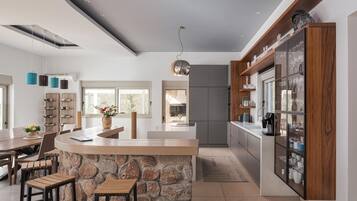 Deluxe Villa | Private kitchen | Full-sized fridge, microwave, oven, stovetop