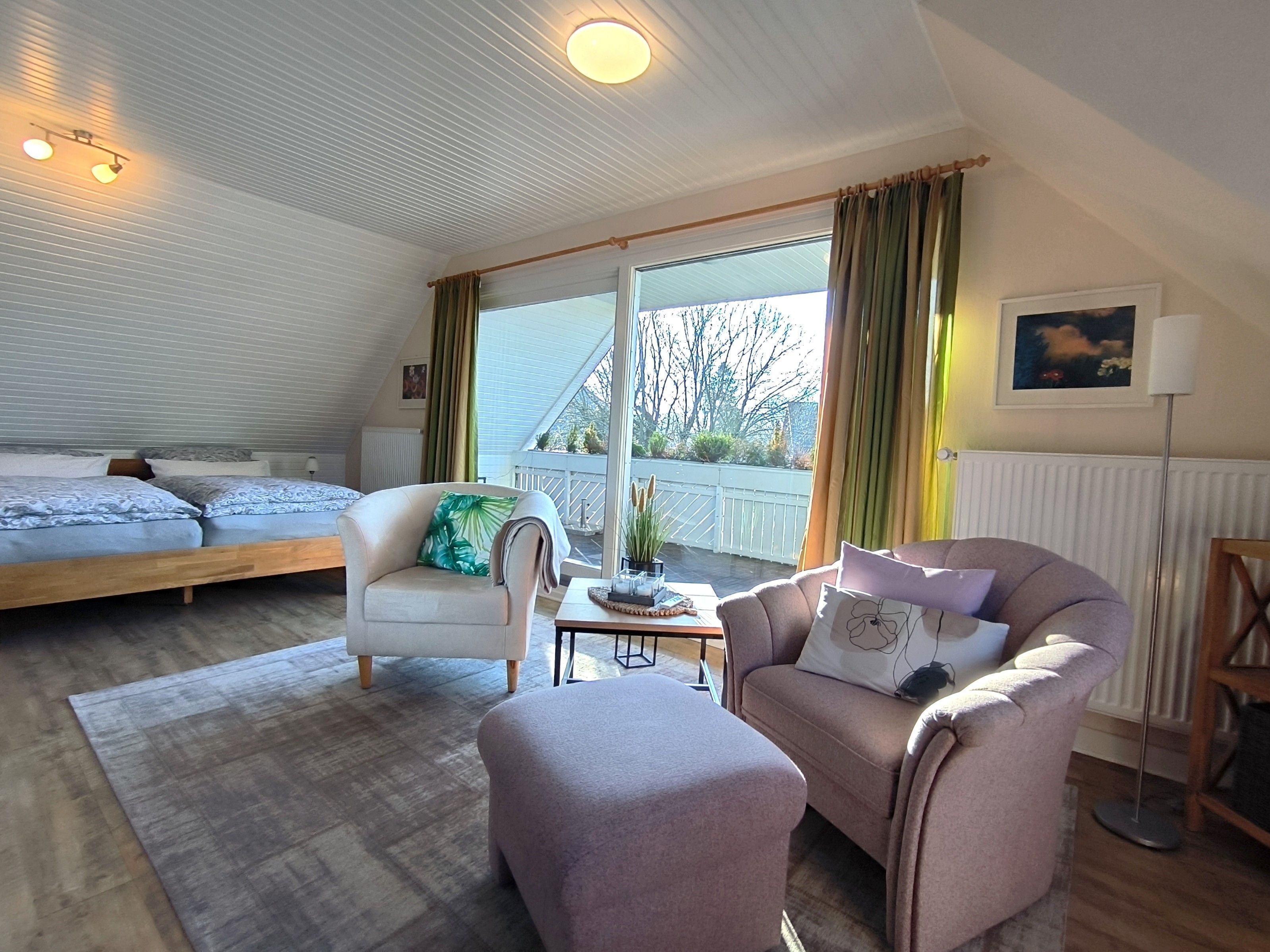 Apartment mit Miniküche, Sitzecke, Doppelbett und Balkon