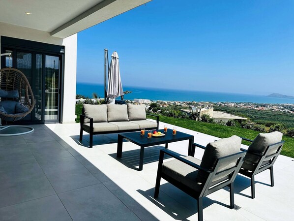 Terrace/patio - Skyline Serenity Villa 10pl 4bd 3ba .3min To Beach (Platanias)