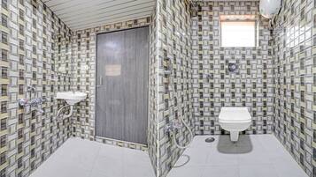 Classic Double or Twin Room | Bathroom | Free toiletries, towels