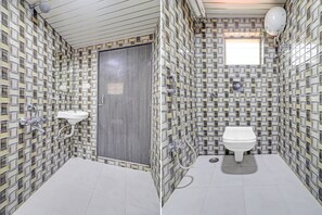 Classic Double or Twin Room | Bathroom | Free toiletries, towels