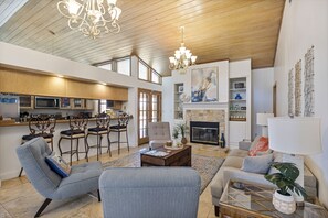 スマートテレビ、卓球台、書庫