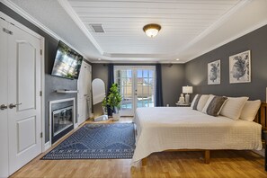 4 室のベッドルーム、デスク、アイロン / アイロン台、旅行用ベビーベッド