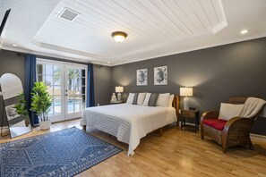 4 室のベッドルーム、デスク、アイロン / アイロン台、旅行用ベビーベッド