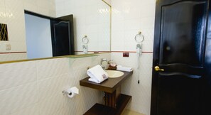 Standard Double Room | Bilik Mandi | Pengering rambut, tuala disediakan, sabun, syampu 