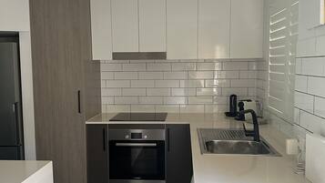 Kjøleskap, mikrobølgeovn, ovn og kokeplater