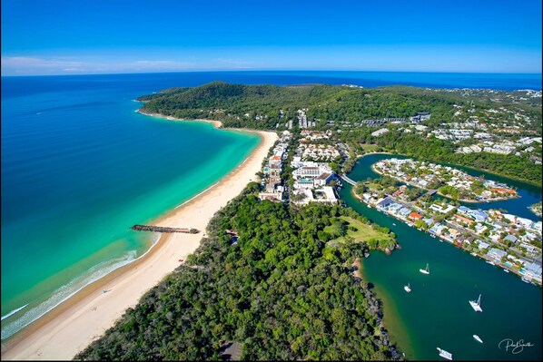 Beach - Wala Villa Noosaville Modern, spacious 2 bed/2 bath townhouse pool+tennis court (Noosaville)