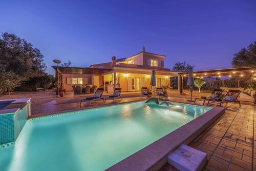 Stunning Countryside Villa w Private Garden & Pool