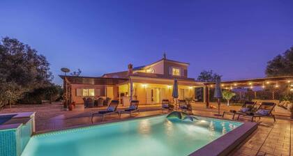 Stunning Countryside Villa w Private Garden & Pool