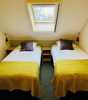 2 quartos, ferros/tábuas de passar roupa, Wi-Fi, roupa de cama