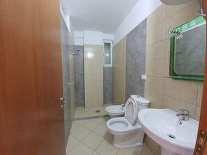 Sèche-cheveux, serviettes fournies, savon, papier toilette