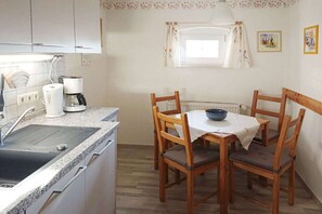Kühlschrank, Mikrowelle, Herdplatte, Geschirrspüler
