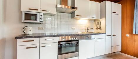 Een koelkast, een magnetron, een oven, een kookplaat