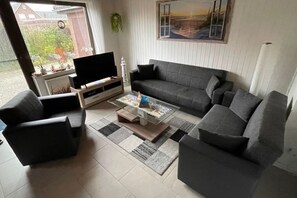 Tv, eldstad och en stereo