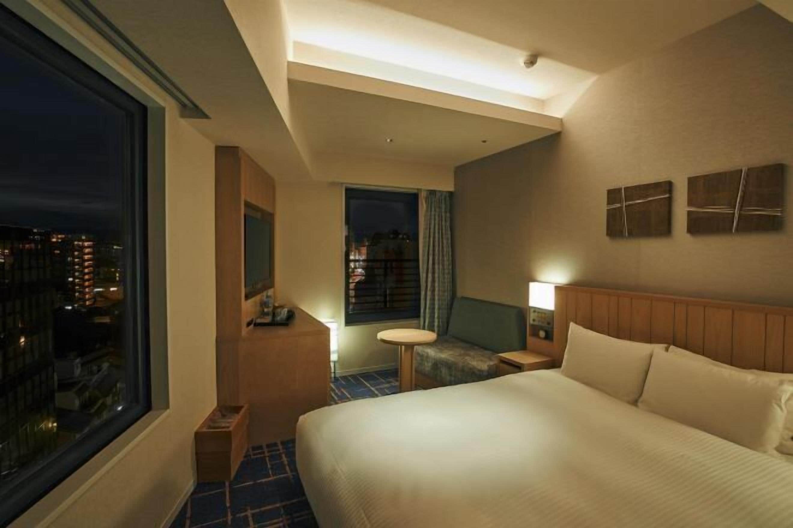 羽毛の掛け布団、セーフティボックス (室内)、デスク、遮光カーテン