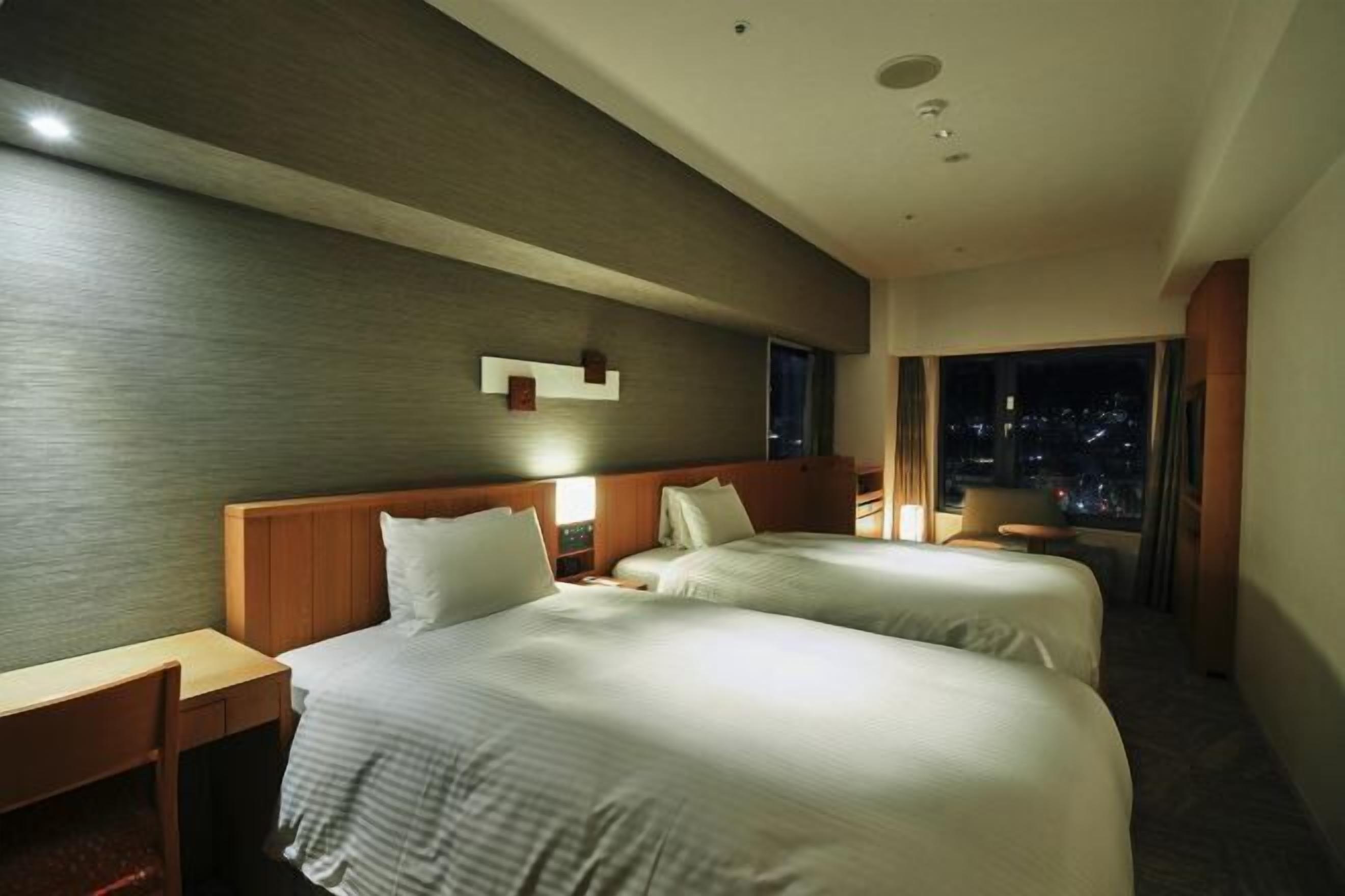 羽毛の掛け布団、セーフティボックス (室内)、デスク、遮光カーテン