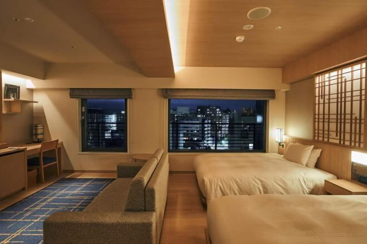 Dundyner, safe på rommet, skrivebord og blendingsgardiner