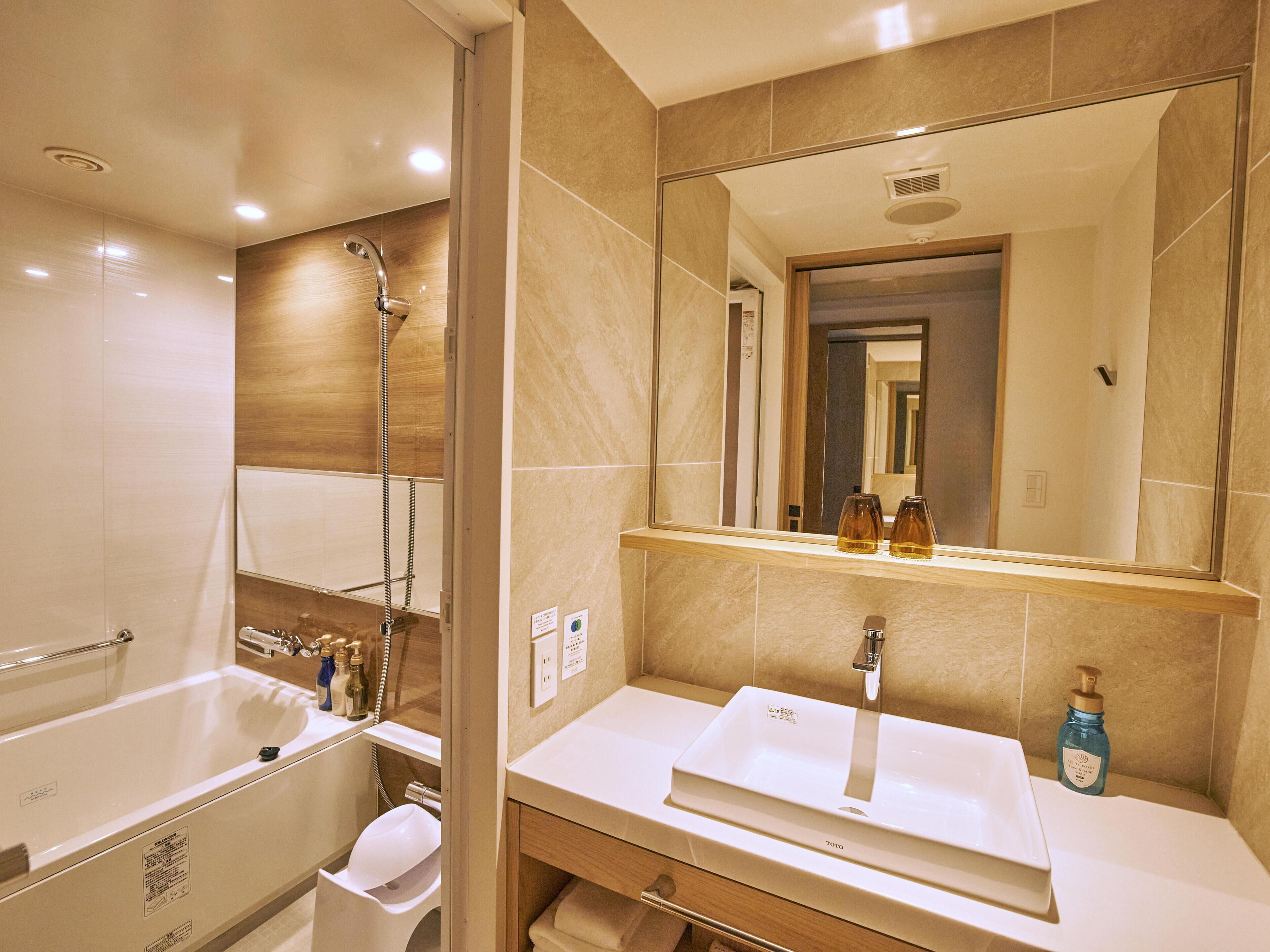 Quarto duplo superior, para não fumantes | Banheiro | Chuveiro/banheira combinados, banheira de imersão