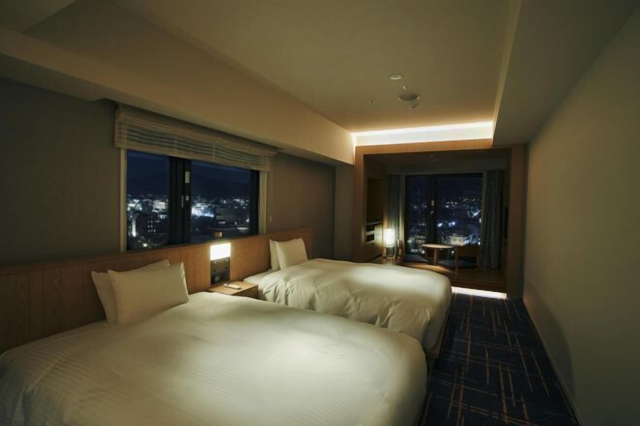 羽毛の掛け布団、セーフティボックス (室内)、デスク、遮光カーテン