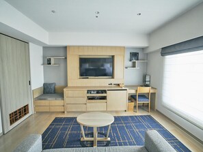 Grand Twin kamer, niet-roken | Donsdekens, een kluis op de kamer, een bureau, verduisterende gordijnen