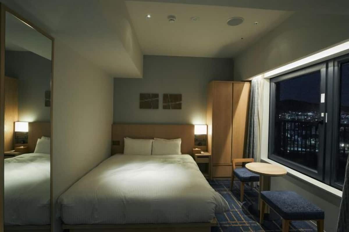 Dundyner, safe på rommet, skrivebord og blendingsgardiner