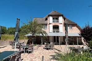 Outdoor dining - 10 Böhler Brise Modern retreat (Sankt Peter Ording)