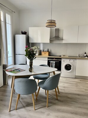 Een blender, kookgerei, borden en bestek
