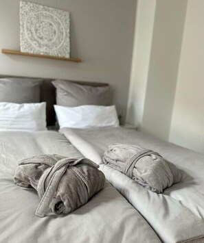 2 bedrooms, travel crib, free WiFi, bed sheets