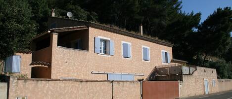 المنشأة من الخارج