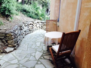 Outdoor dining - Logement Meublé Climatisé Avec Piscine - Au Bonheur (Beaumes-de-Venise)