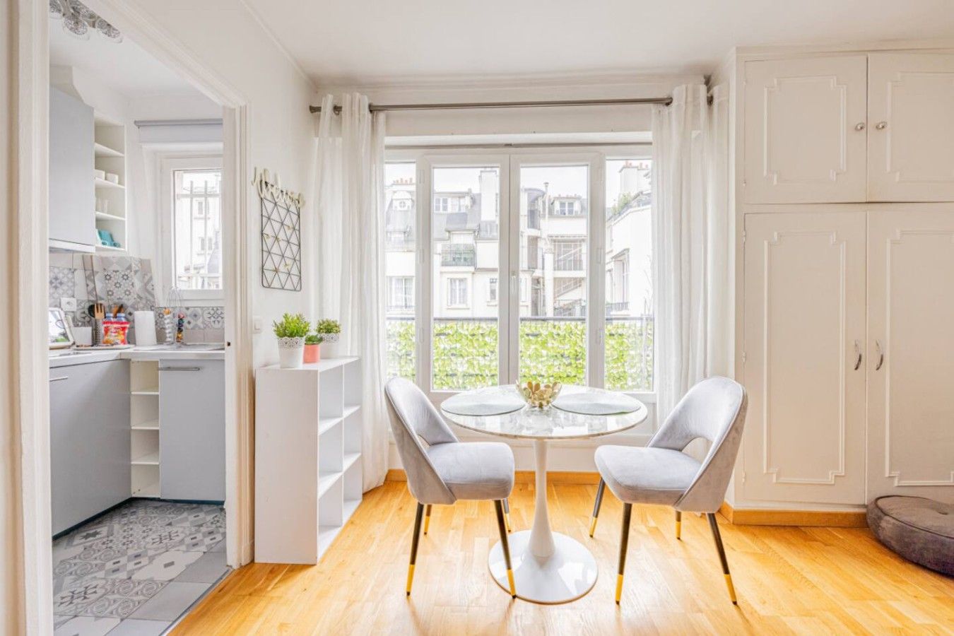 Un apartamento moderno con comedor, cocina y vistas a la ciudad.