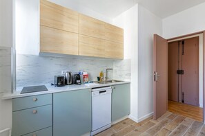 Lave-vaisselle, cafetière/bouilloire, grille-pain