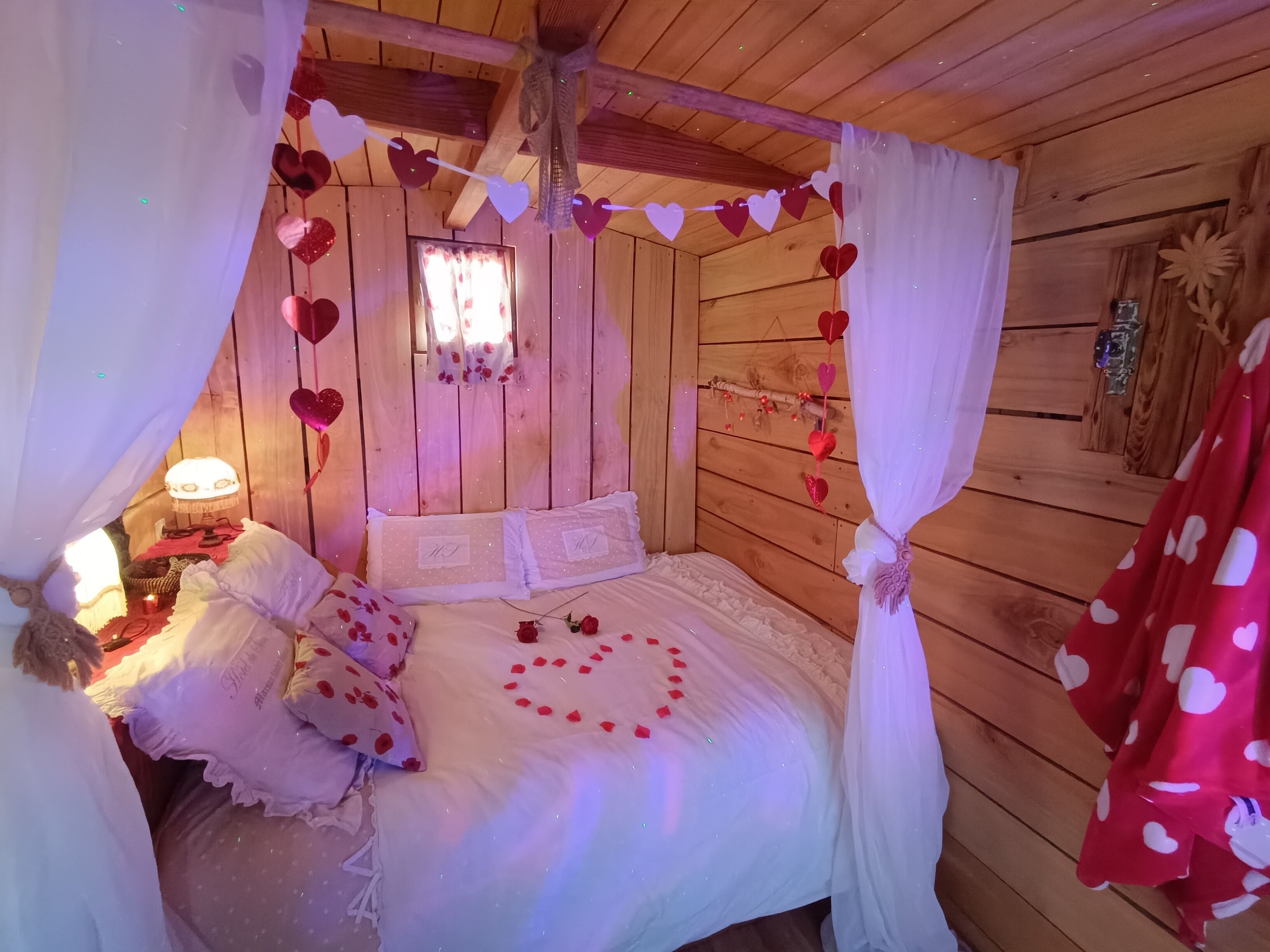 1 bedroom, bed sheets