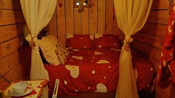 1 bedroom, bed sheets