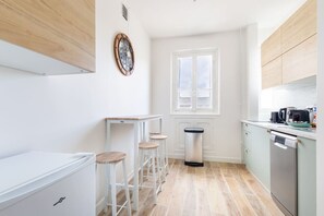 Lave-vaisselle, cafetière/bouilloire, grille-pain