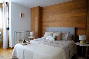 3 habitaciones, escritorio y tabla de planchar con plancha 